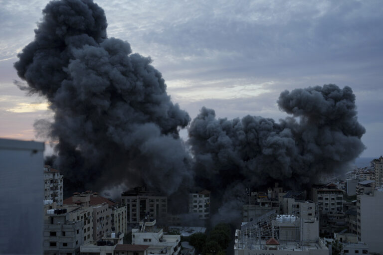 Ισραηλινές αεροπορικές επιδρομές στη Γάζα – Νεκροί στα ερείπια ισοπεδωμένων κτιρίων