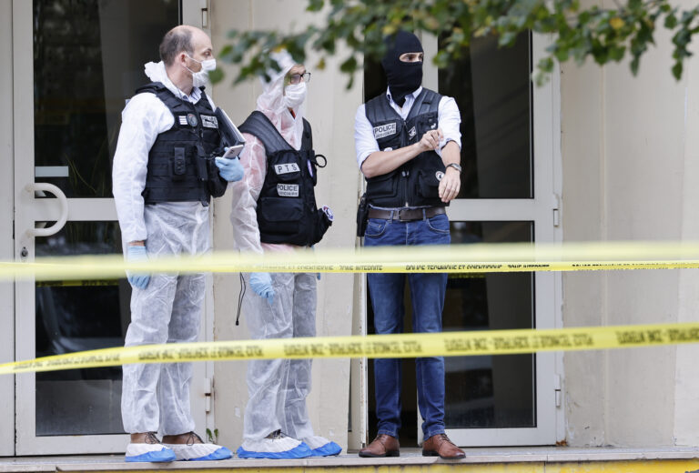 Σε ανώτατο συναγερμό η Γαλλία – Η επίθεση νεαρού σε σχολείο στην πόλη Αράς συνδέεται με την κατάσταση στη Μ. Ανατολή