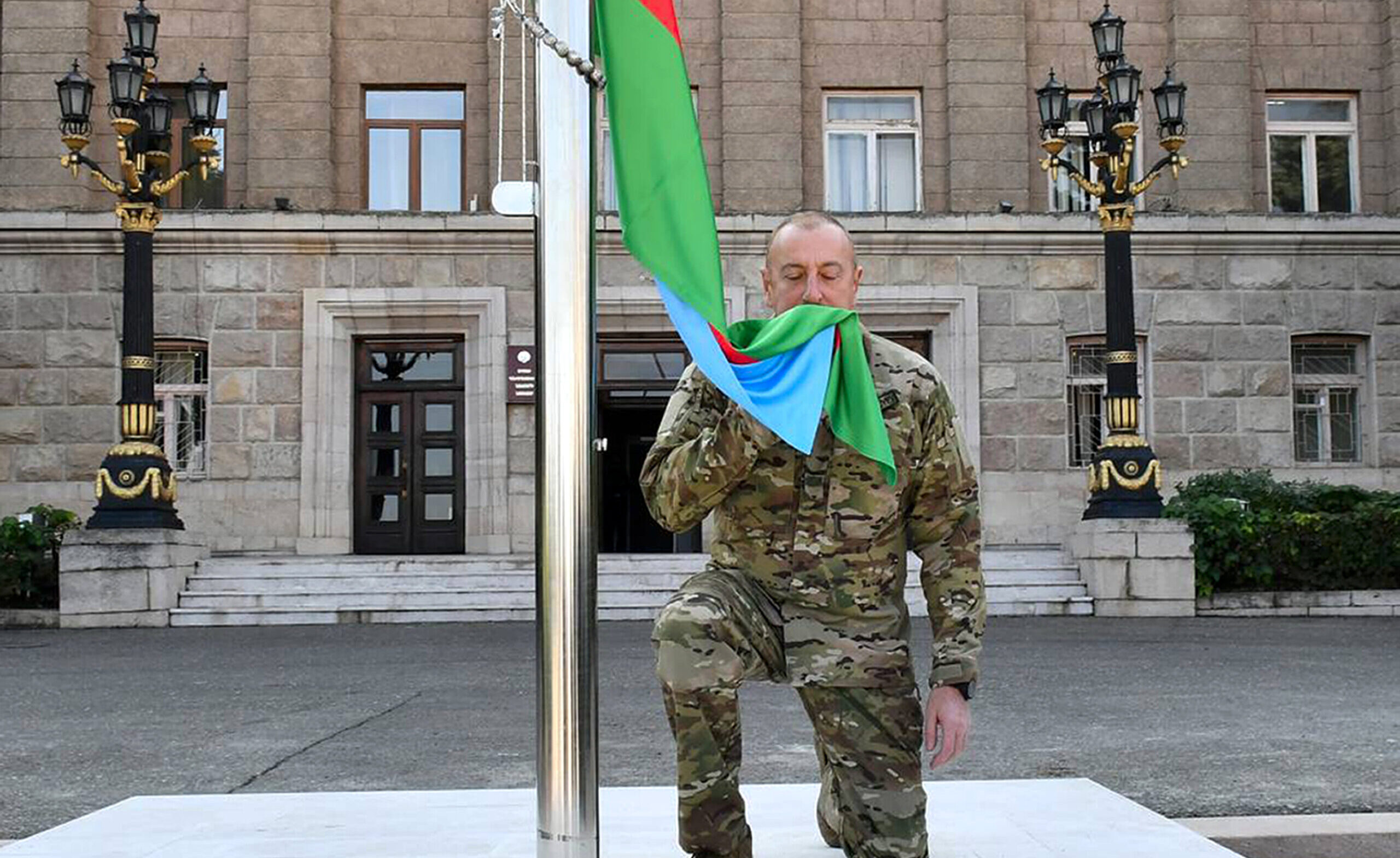 Ο πρόεδρος του Αζερμπαϊτζάν ύψωσε τη σημαία της χώρας στην πρωτεύουσα του Ναγκόρνο Καραμπάχ