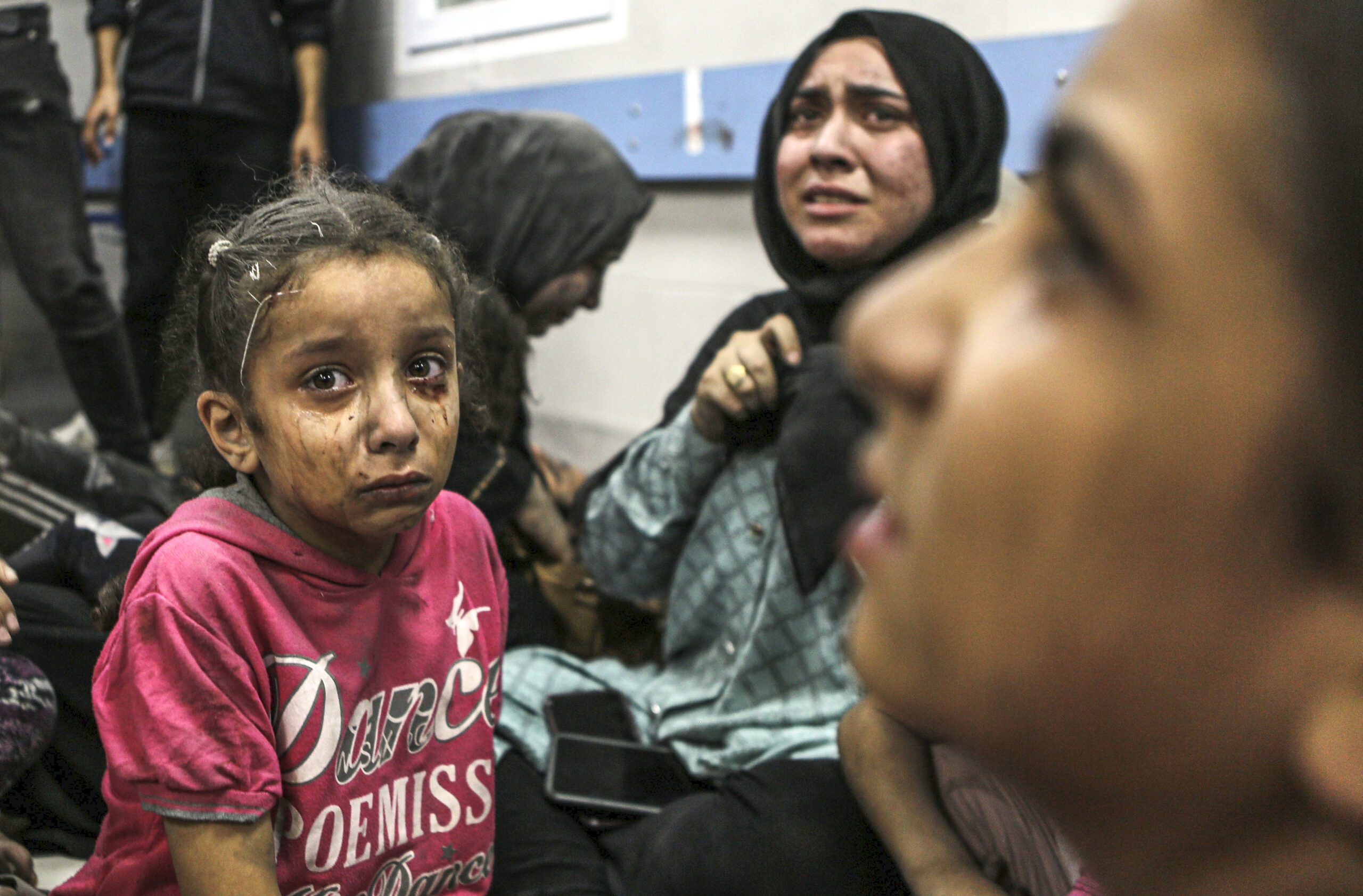 Γάζα: Αλληλοκατηγορούνται Ισραήλ και Χαμάς και κανείς δεν παίρνει την ευθύνη μετά τον βομβαρδισμό νοσοκομείου – Αμέτρητοι οι νεκροί