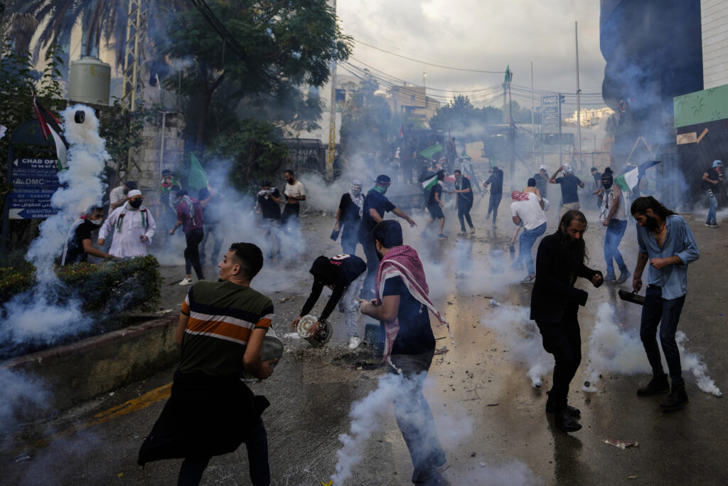 Διχασμένη πόλη το Τελ Αβίβ – Βίαιες διαδηλώσεις στη Βηρυτό και στο Αμμάν μετά το χτύπημα στο νοσοκομείο