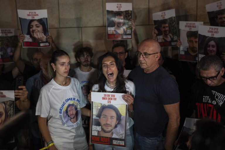Στο «Τείχος των Δακρύων» συγκεντρώθηκαν οι οικογένειες των ομήρων της Χαμάς – «Μαμά, με πυροβόλησαν»