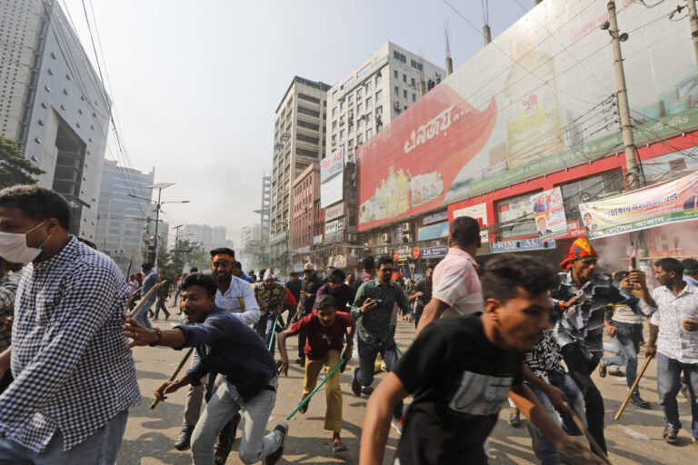 Μπαγκλαντές: Βίαιες αντικυβερνητικές διαδηλώσεις με νεκρούς και τραυματίες – Συνελήφθη ηγετικό στέλεχος της αντιπολίτευσης