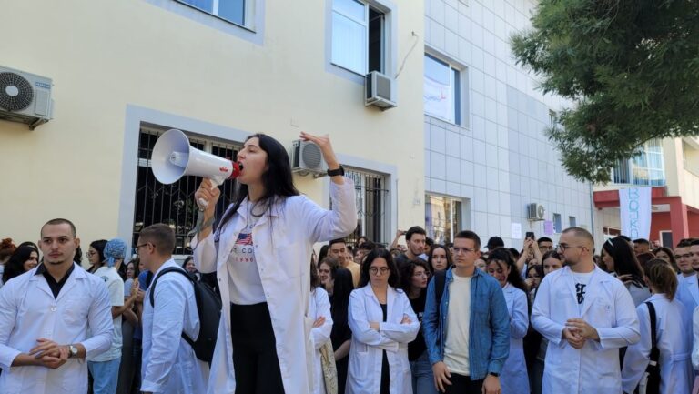Αλβανία: Φοιτητές της Ιατρικής συνεχίζουν τις διαμαρτυρίες τους κατά του νόμου που «κρατά τα πτυχία τους όμηρους»