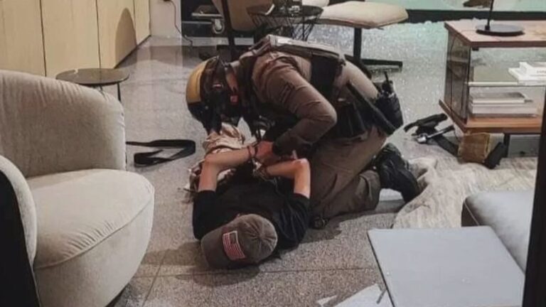 Μπανγκόκ: 14χρονος άνοιξε πυρ σε εμπορικό κέντρο – Τουλάχιστον δύο νεκροί και έξι τραυματίες -(η στιγμή της σύλληψης)