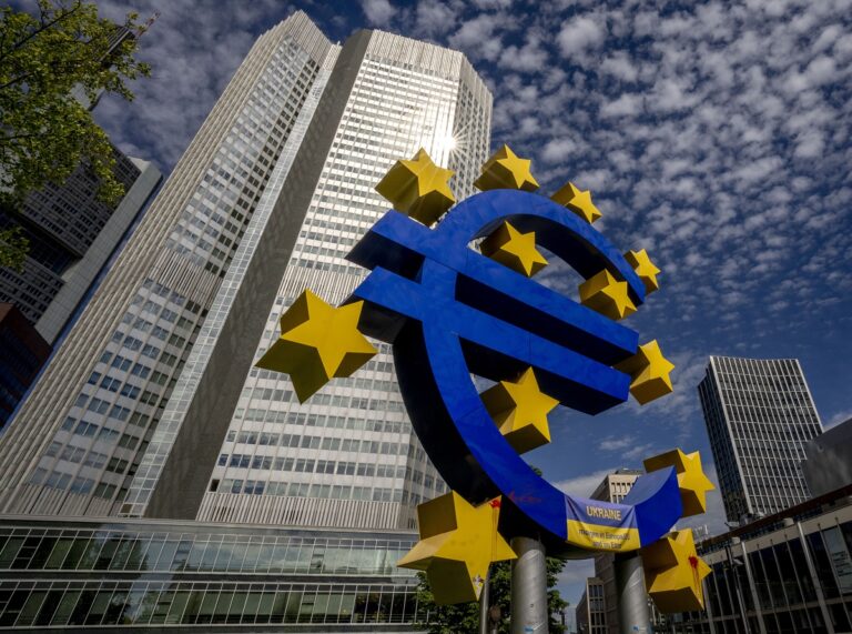 ΕΚΤ: Ελπίδες από την αγορά για διατήρηση των επιτοκίων στο 4.5% ώστε να αποσοβηθεί ενδεχόμενη ύφεση