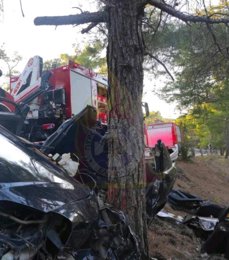 Μυτιλήνη: Επιχείρηση της Πυροσβεστικής για απεγκλωβισμό ατόμου μετά από τροχαίο στα Βασιλικά