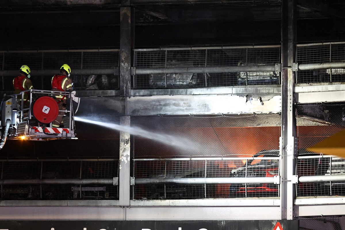 Βρετανία: Χάος στο αεροδρόμιο του Λούτον εξαιτίας της μεγάλης πυρκαγιάς σε πάρκινγκ -Το μεσημέρι  η επαναλειτουργία του (Photos)