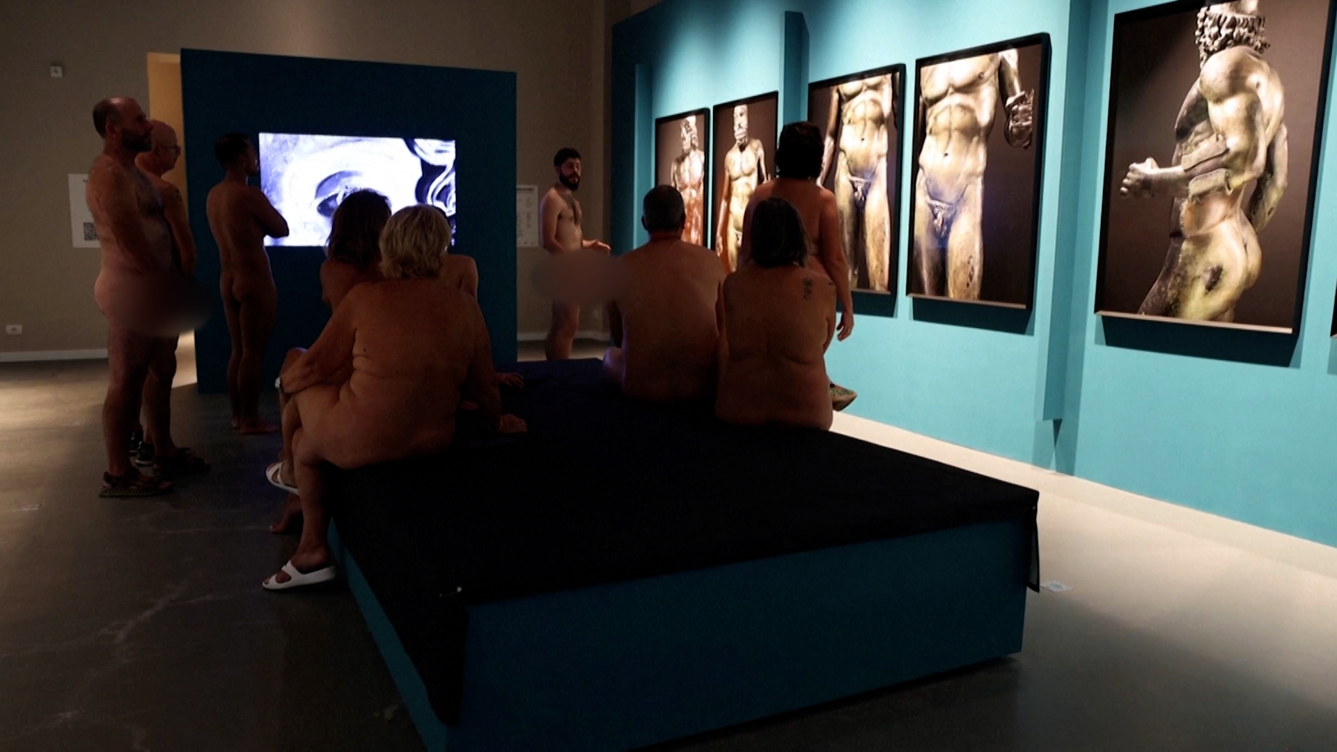Βαρκελώνη: Επισκέπτες μουσείου πετούν τα ρούχα τους για να νιώσουν πιο κοντά στα γυμνά εκθέματα (video)