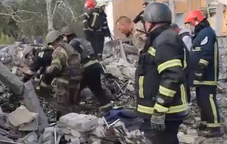 Η Ουκρανία θρηνεί τους 55 αμάχους στο χωριό Χρόζα – Κάθε οικογένεια έχασε ένα άτομο από την ρωσική επίθεση κατά τη διάρκεια κηδείας