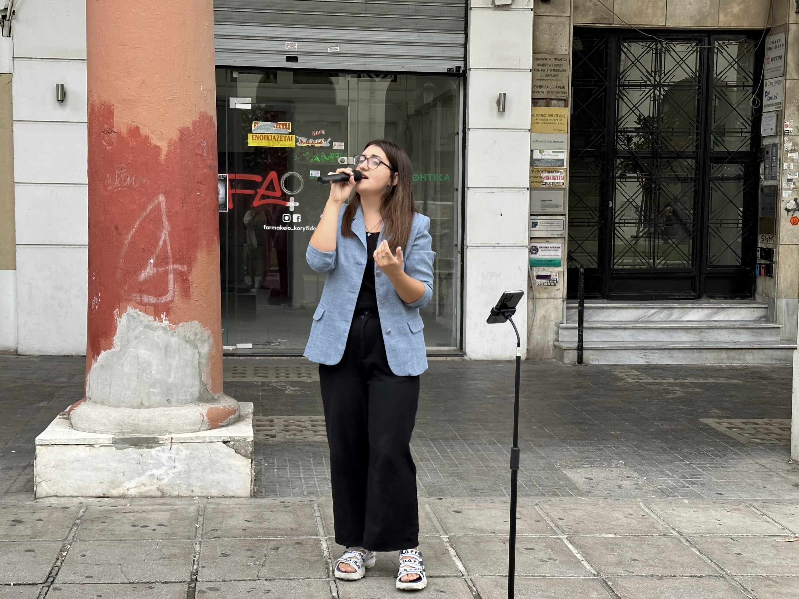 Θεσσαλονίκη: Μια Ουκρανή πρόσφυγας τραγουδά στην Αριστοτέλους και ονειρεύεται την επιστροφή στην πατρίδα
