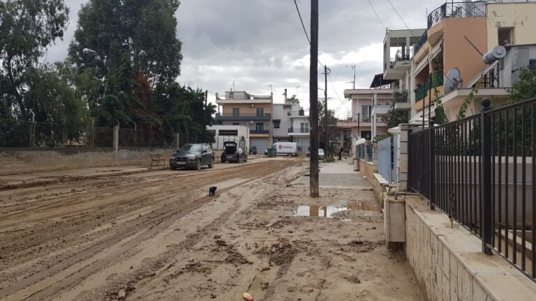 Βόλος: Αγωνία για τους κατοίκους στο Παλιό Λιμεναρχείο – Λάσπη, φραγμένα φρεάτια και κίνδυνος νέας πλημμύρας