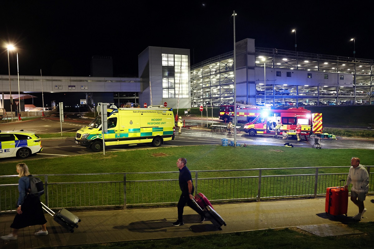 Βρετανία: Χάος στο αεροδρόμιο του Λούτον εξαιτίας της μεγάλης πυρκαγιάς σε πάρκινγκ -Το μεσημέρι  η επαναλειτουργία του (Photos)
