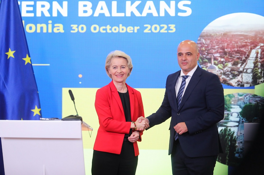 Η Ούρσουλα φον ντερ Λάιεν ξεκίνησε από τα Σκόπια την περιοδεία της σε χώρες των Δυτικών Βαλκανίων