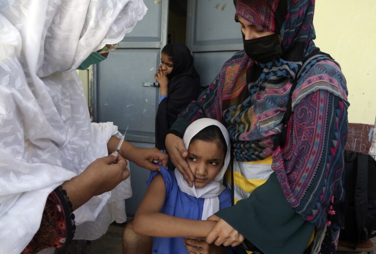  Πακιστάν: Ποινή φυλάκισης για τους γονείς που αρνούνται να εμβολιάσουν τα παιδιά τους