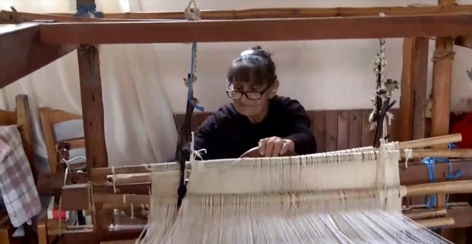 Κρήτη: Οι γυναίκες υφαίνουν μέχρι σήμερα στον παραδοσιακό αργαλειό