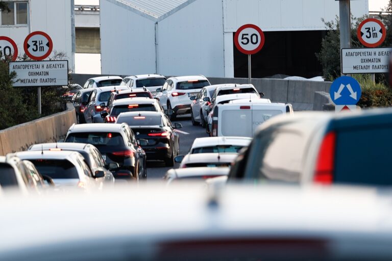 Καραμπόλα τριών αυτοκινήτων στην Αττική Οδό στο ύψος των Βριλησσίων – Αυξημένη κίνηση στο ρεύμα προς Ελευσίνα