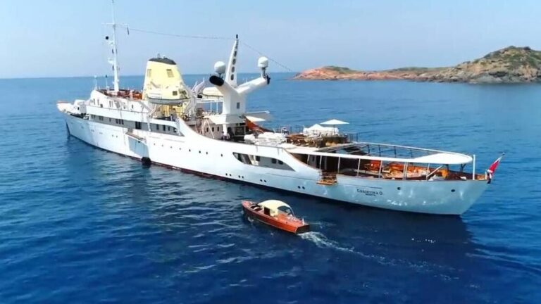 Κατάκολο Ηλείας: Στα ανοιχτά η θαλαμηγός του Α. Ωνάση για τα γυρίσματα της ταινίας με την Αντζελίνα Τζολί (βίντεο)