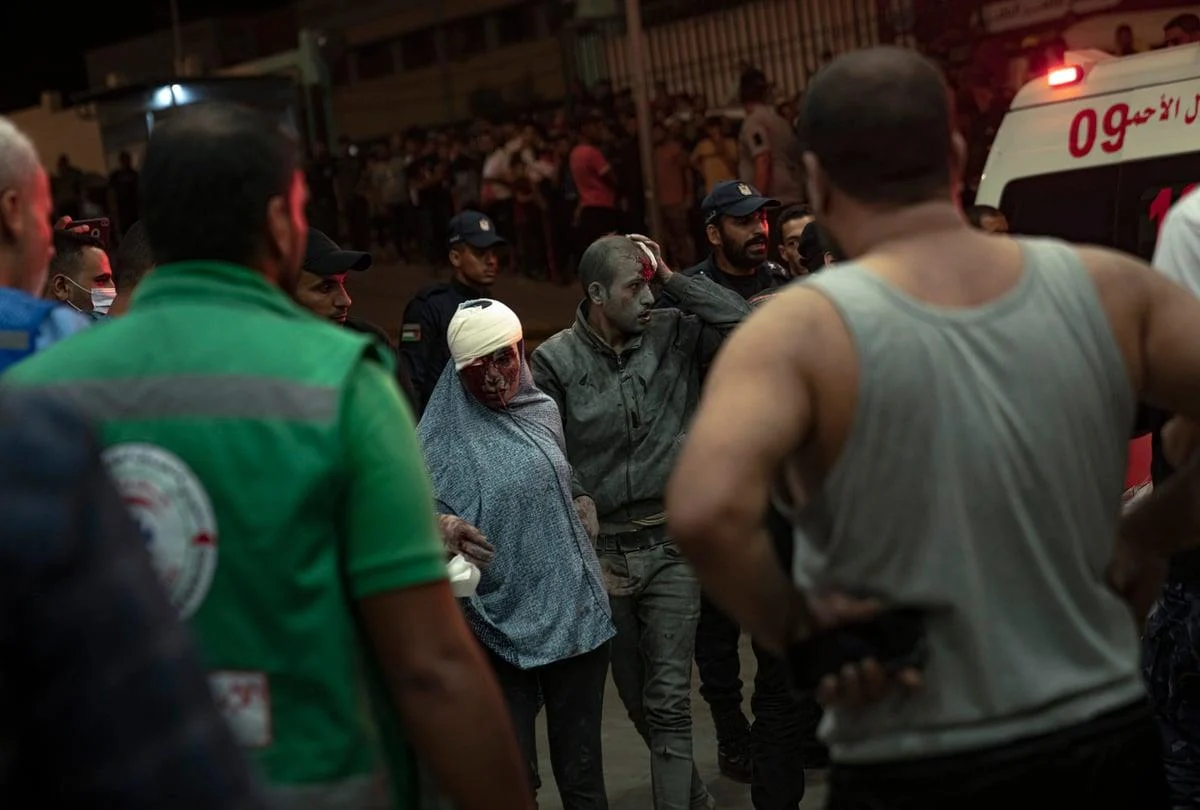 Θρήνος στη Γάζα μετά τον βομβαρδισμό νοσοκομείου: Για 500 νεκρούς και τραυματίες μιλά το Παλαιστινιακό υπουργείο – Αλληλοκατηγορίες Ισραήλ – Χαμάς