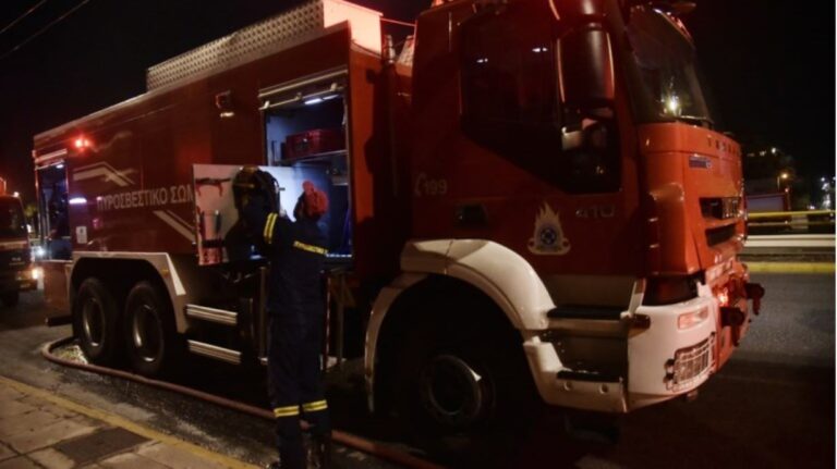 Βόλος: Φωτιά σε όχημα που μετέφερε ξυλεία για το χωριό του Αϊ Βασίλη