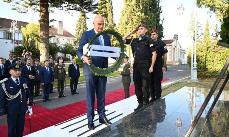 Στη Λευκωσία ο Ν. Δένδιας – Κατάθεση στεφάνου στον ανδριάντα του Αρχιεπισκόπου Μακαρίου Γ’ και στα Φυλακισμένα Μνήματα