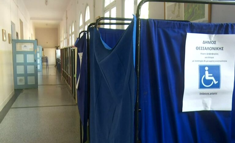 Με πυρετώδεις ρυθμούς συνεχίζονται οι προετοιμασίες λίγες ώρες πριν ανοίξουν οι κάλπες