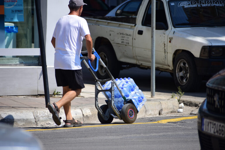 Θεσσαλία: Πρόστιμα 20.000 ευρώ για παράβαση του πλαφόν στην τιμή του εμφιαλωμένου νερού