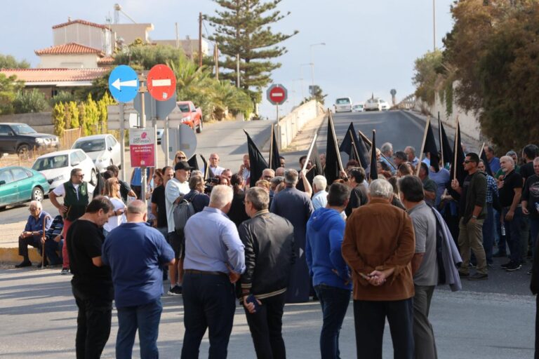 Ηράκλειο: Απέκλεισαν τον κόμβο Καρτερού ζητώντας την επαναλειτουργία των ΕΛΤΑ στην Επισκοπή