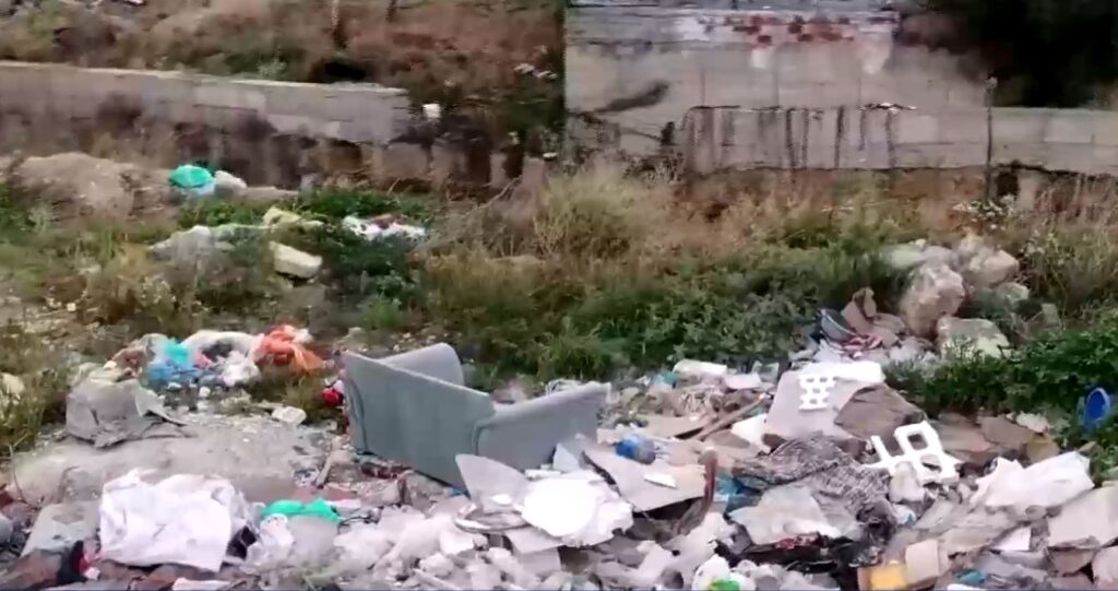 Απέραντος σκουπιδότοπος το ρέμα της Εσχατιάς – Τι κατέγραψε το drone της ΕΡΤ και τι απαντά για τις θλιβερές εικόνες ο αντιδήμαρχος Αχαρνών