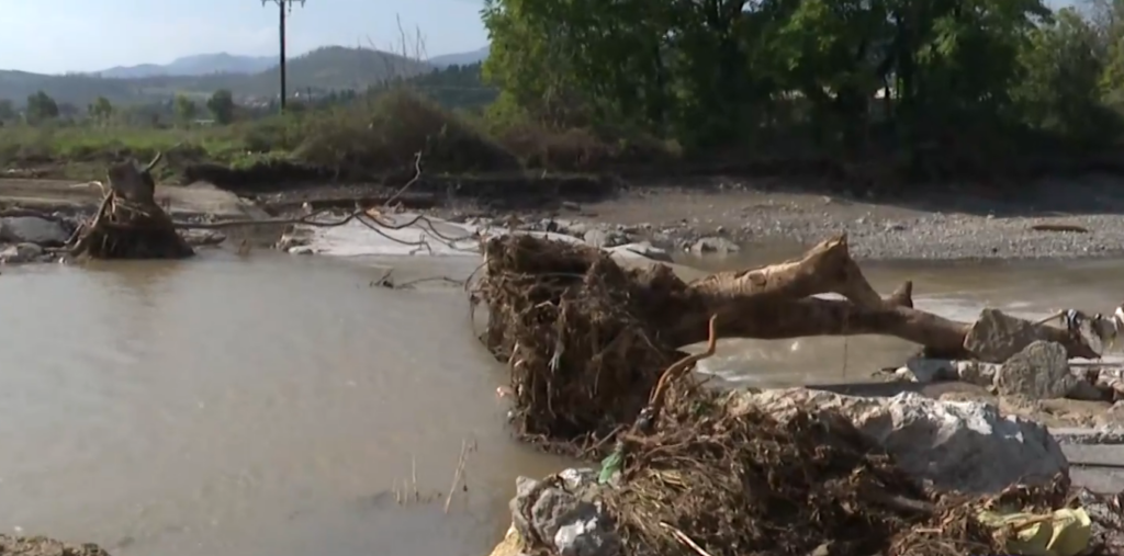 Β. Εύβοια: Εντατικές προσπάθειες για την απομάκρυνση των φερτών υλικών – Εκτεταμένες οι ζημιές σε υποδομές (βίντεο)