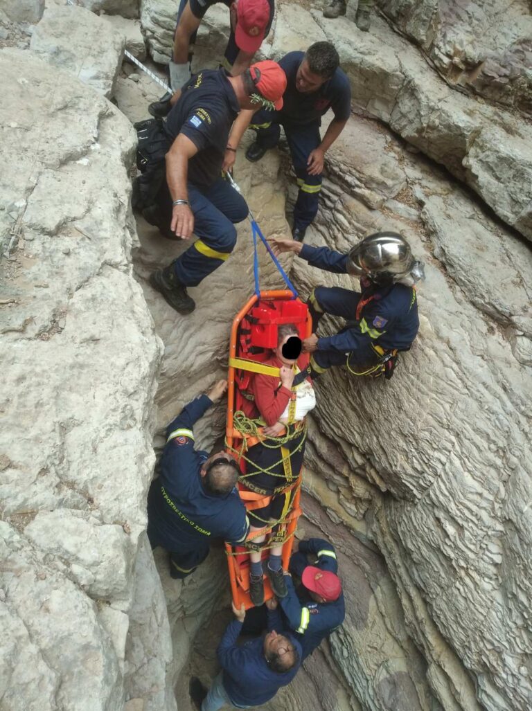 Ρόδος: Επιχείρηση της Πυροσβεστικής για την ανάσυρση τουρίστριας από φαράγγι