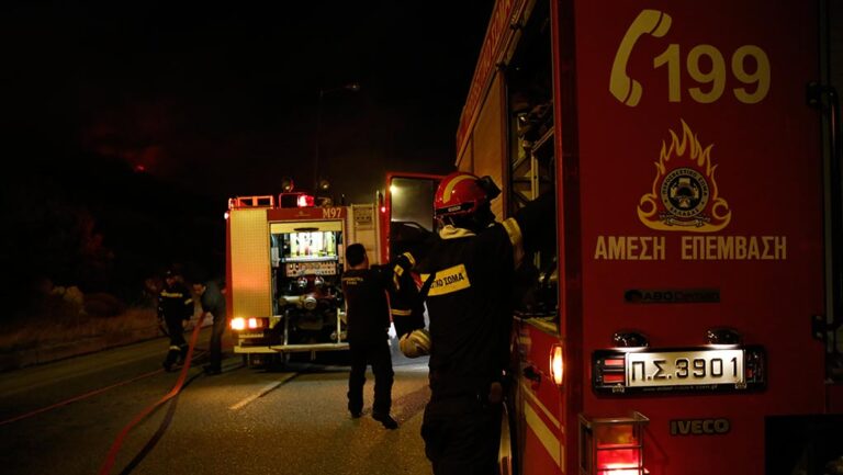 Υπό έλεγχο τέθηκε η πυρκαγιά σε κατάστημα στον Άγιο Παντελεήμονα – Μεγάλες υλικές ζημιές  