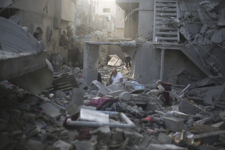 Το Ισραήλ σφυροκοπά τη Γάζα – Δεκάδες νεκροί, ανάμεσα τους παιδιά