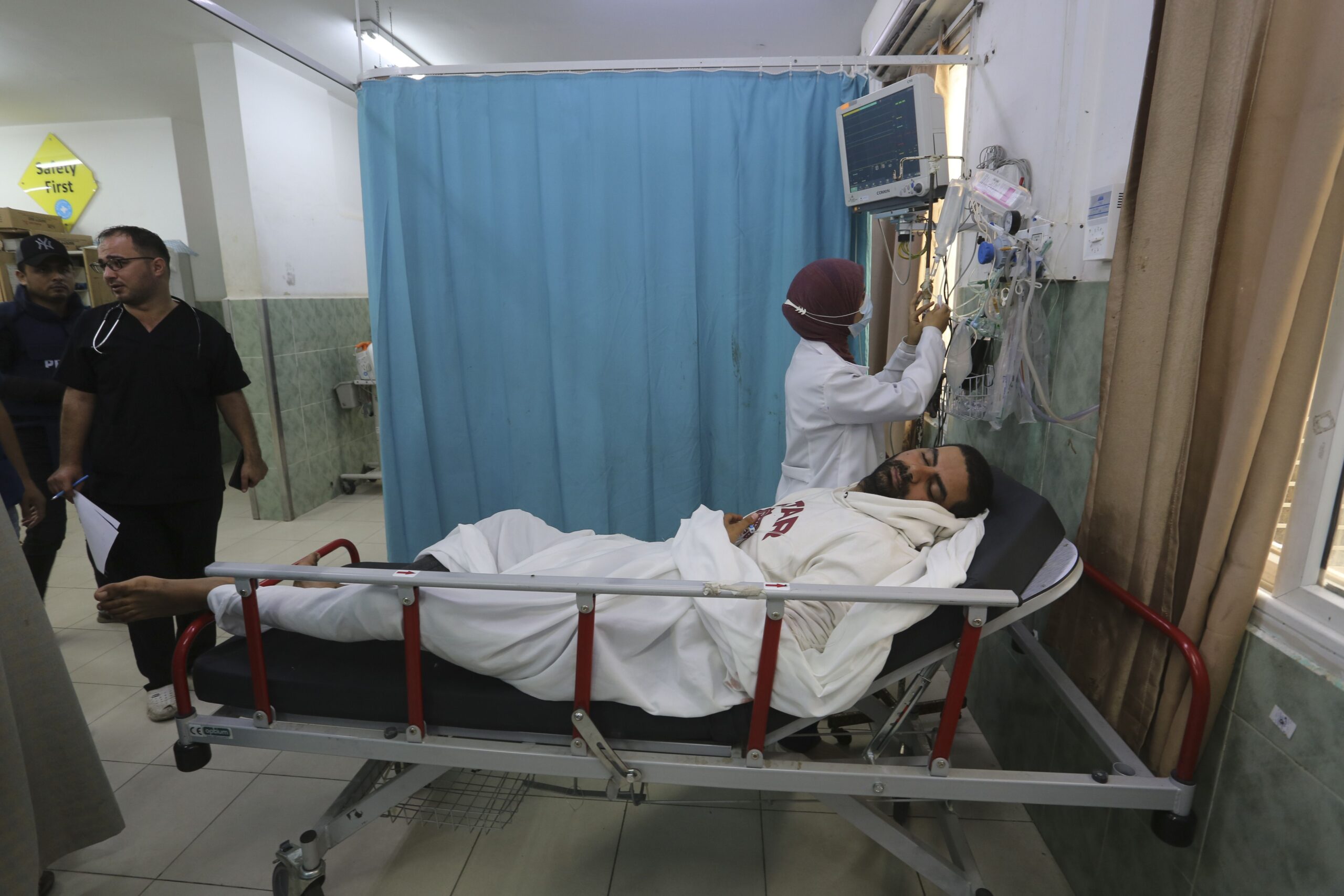 Γάζα: Εικόνες φρίκης – Γιατροί χειρουργούν στους διαδρόμους μετά τον βομβαρδισμό της Τζαμπαλίγια