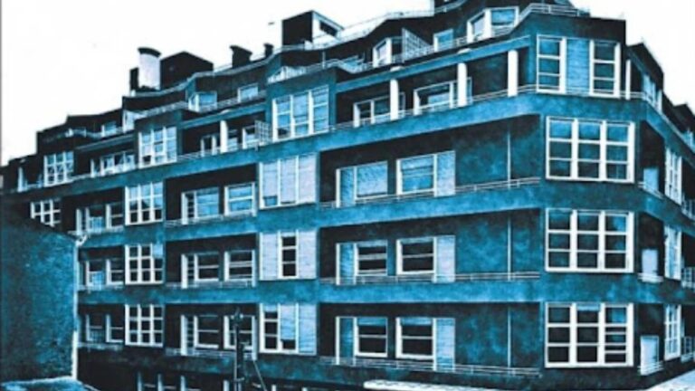 Η θρυλική «Μπλε πολυκατοικία των Εξαρχείων»