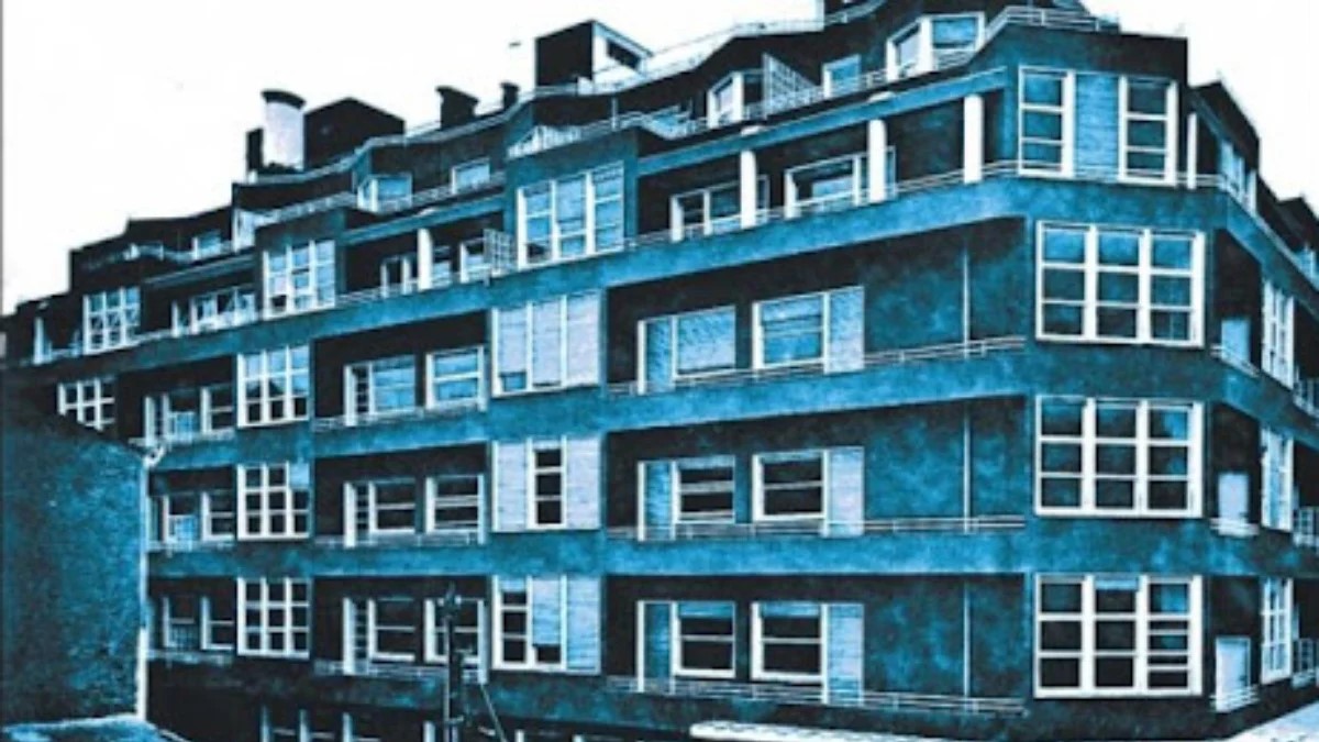 Παγκόσμια Ημέρα Αρχιτεκτονικής: Η θρυλική «Μπλε πολυκατοικία των Εξαρχείων» και η ιστορία της