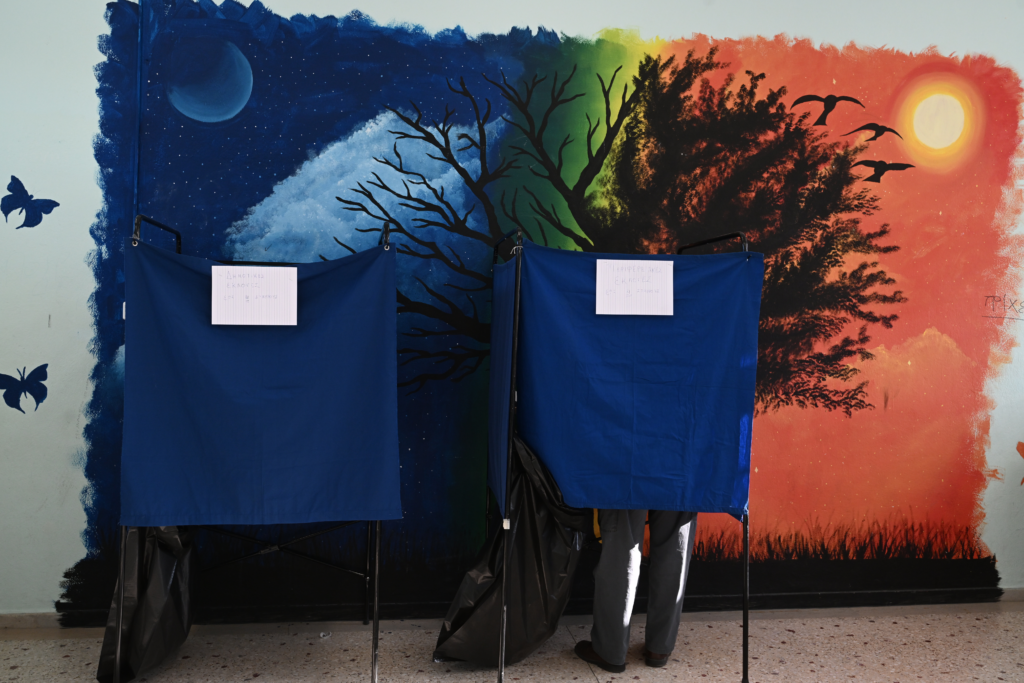 Κάλπες σε αίθουσα μνημοσύνων και ψήφος με τα τσαρούχια – Τα στιγμιότυπα των σημερινών εκλογών που θα θυμόμαστε