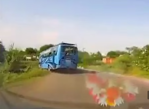 Βίντεο: Η στιγμή που λεωφορείο κάνει «βουτιά» σε ποτάμι στην Ινδία