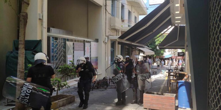 Κρήτη: Ένταση μεταξύ ομάδας αντιεξουσιαστών και αστυνομικών στο κέντρο του Ηρακλείου