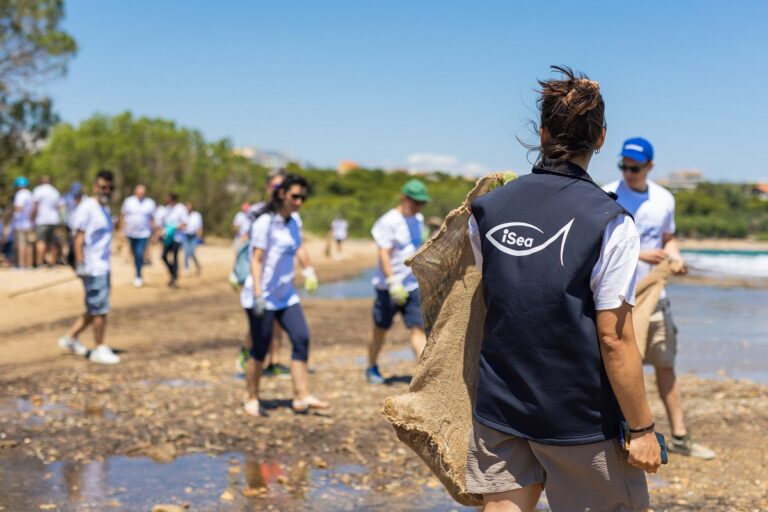 Καθαρίζει παραλίες στους νομούς Λέσβου και Χίου η iSea