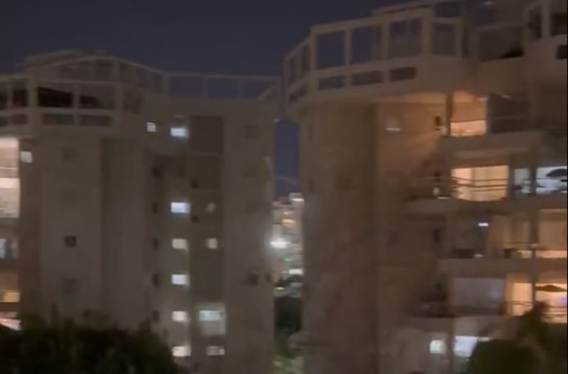 Ισραηλινοί τραγουδούν στα μπαλκόνια τον εθνικό τους ύμνο – «Δεν θα λυγίσουμε» σχολιάζει ο επίσημος λογαριασμός του Ισραήλ στο «Χ»