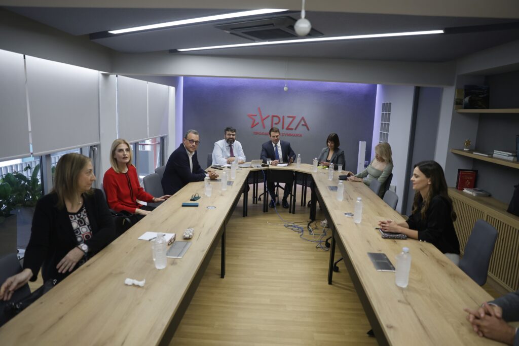 Εικόνες από τη συνεδρίαση του Εκτελεστικού Γραφείου του ΣΥΡΙΖΑ – Θερμή συνάντηση Κασσελάκη – Αχτσιόγλου