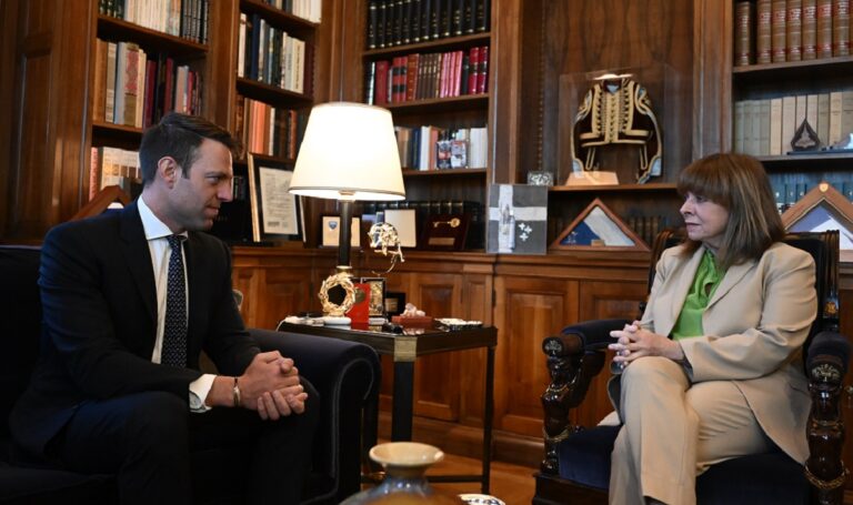 Στην ΠτΔ ο Στέφανος Κασσελάκης – Συνάντηση με τον Νίκο Φίλη στη Βουλή