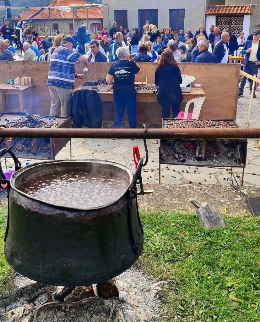 Κοζάνη: Εκατοντάδες επισκέπτες στο  Καστανοπάζαρο του Πενταλόφου