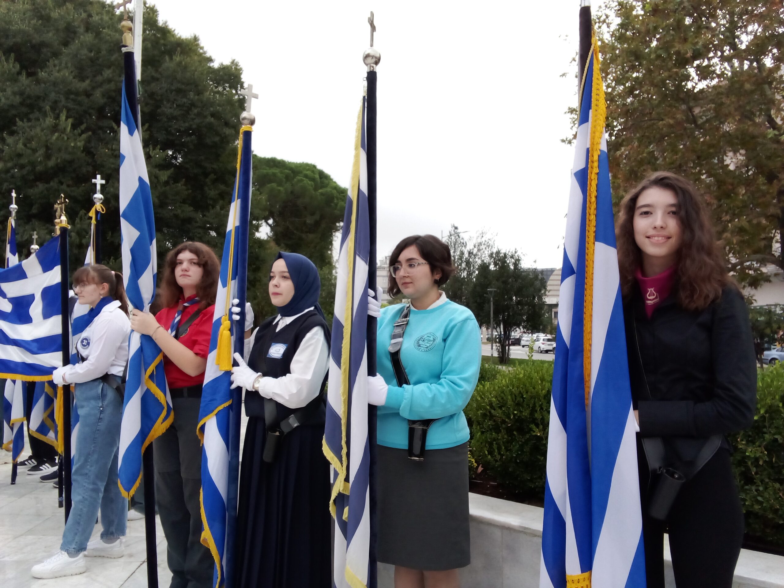 Κομοτηνή: Σημαιοφόροι των σχολείων κρατούν την ελληνική σημαία και μιλούν για το Έπος του ’40