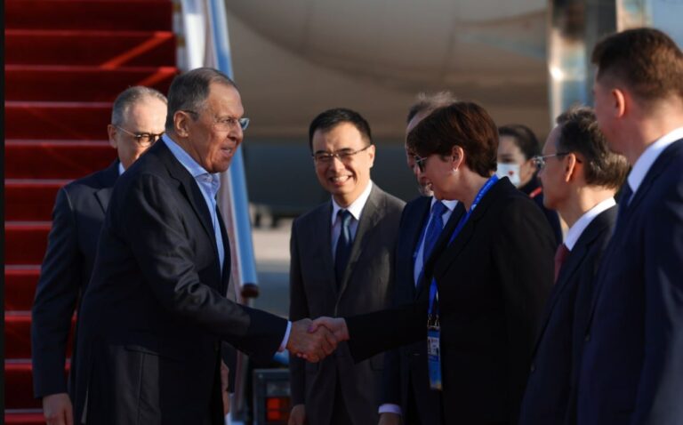 Στο Πεκίνο ο Ρώσος ΥΠΕΞ Σεργκέι Λαβρόφ ενόψει της επίσκεψης στην Κίνα του Βλαντίμιρ Πούτιν