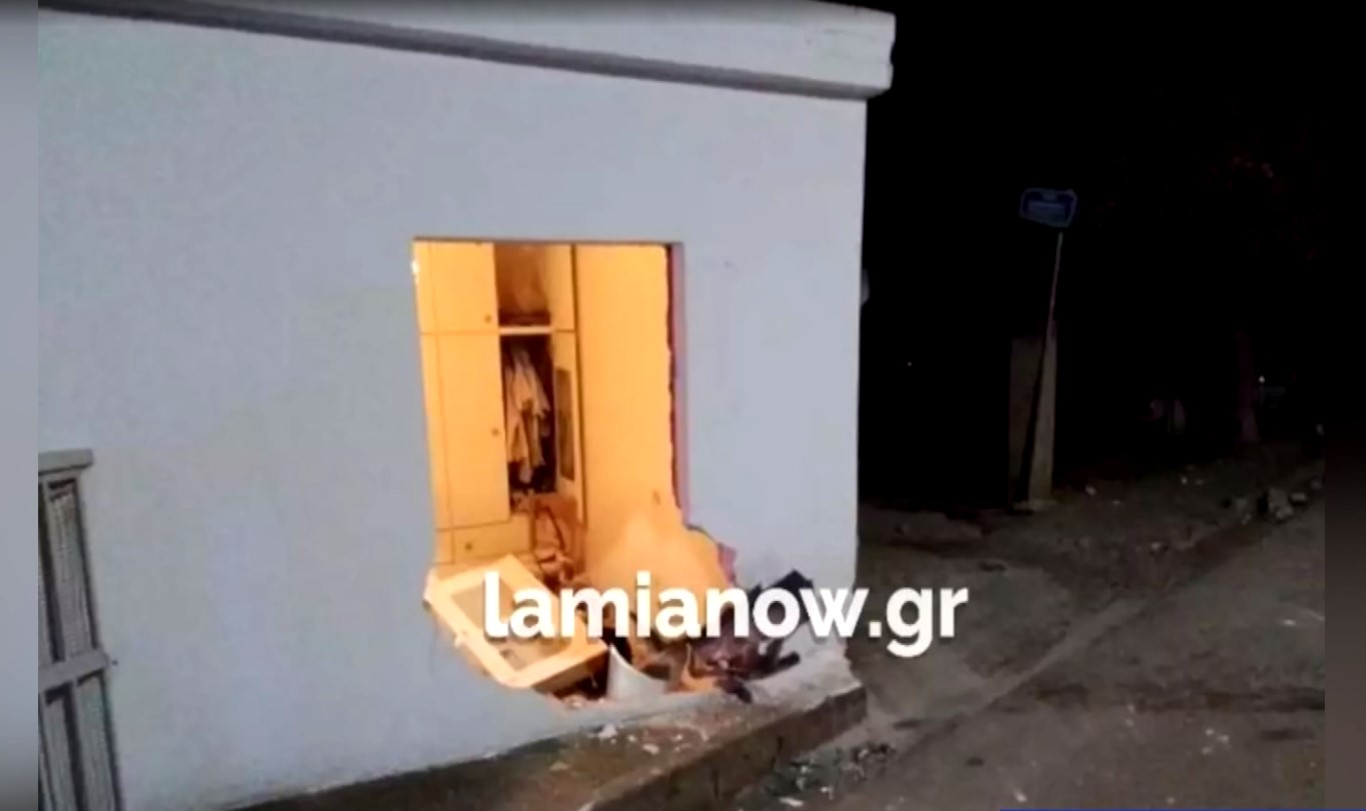 «Εισβολή» ΙΧ σε διαμέρισμα στην Λαμία – Από θαύμα δεν υπήρξαν θύματα (βίντεο)