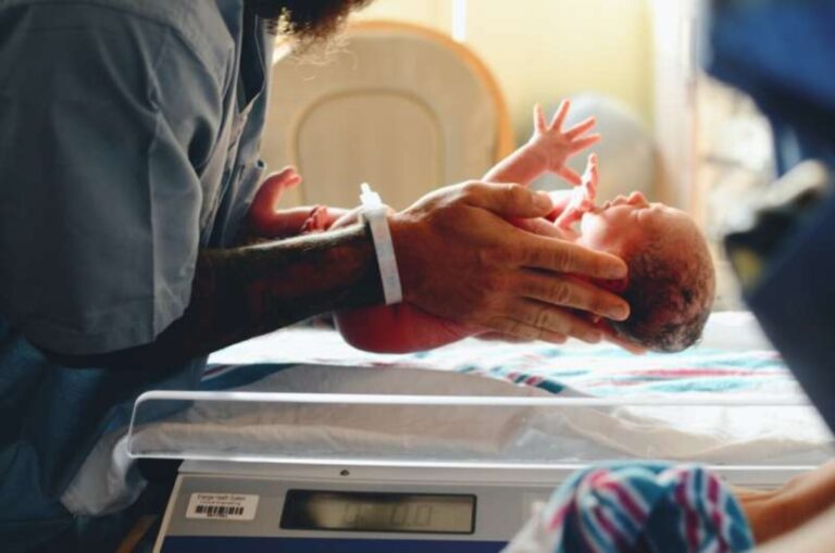 Covid-19: Νέα μελέτη επιβεβαιώνει την ασφάλεια και τα οφέλη του μητρικού εμβολιασμού για τα νεογέννητα