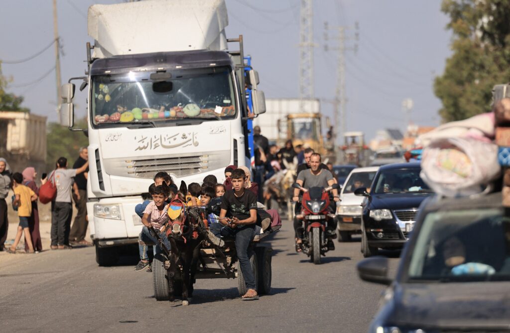 Γάζα: Με αυτοκίνητα, καρότσες και γαϊδούρια φεύγουν οι κάτοικοι – Αντίστροφη μέτρηση για τη χερσαία επίθεση (εικόνες και βίντεο)
