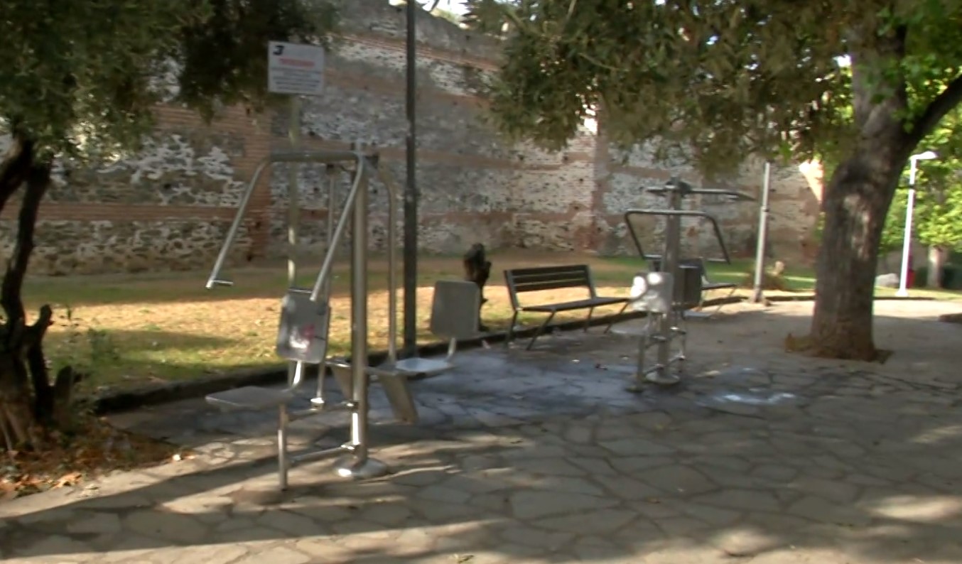 Θεσσαλονίκη: 7χρονος κινδύνευσε να χάσει δύο δάχτυλα από ελλειπτικό υπαίθριο παιχνίδι σε πάρκο